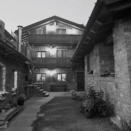 Suite Del Villaggio Sarre Eksteriør billede