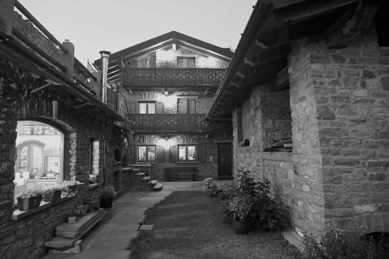 Suite Del Villaggio Sarre Eksteriør billede